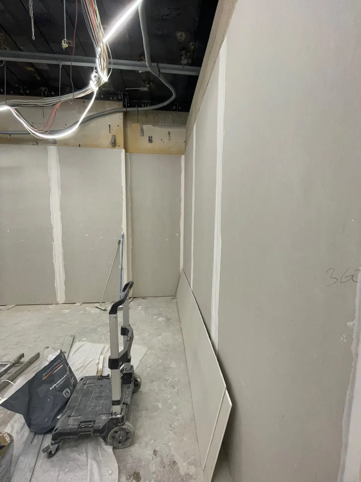 Montage des cloisons sur rails pour restructuration de l'espace